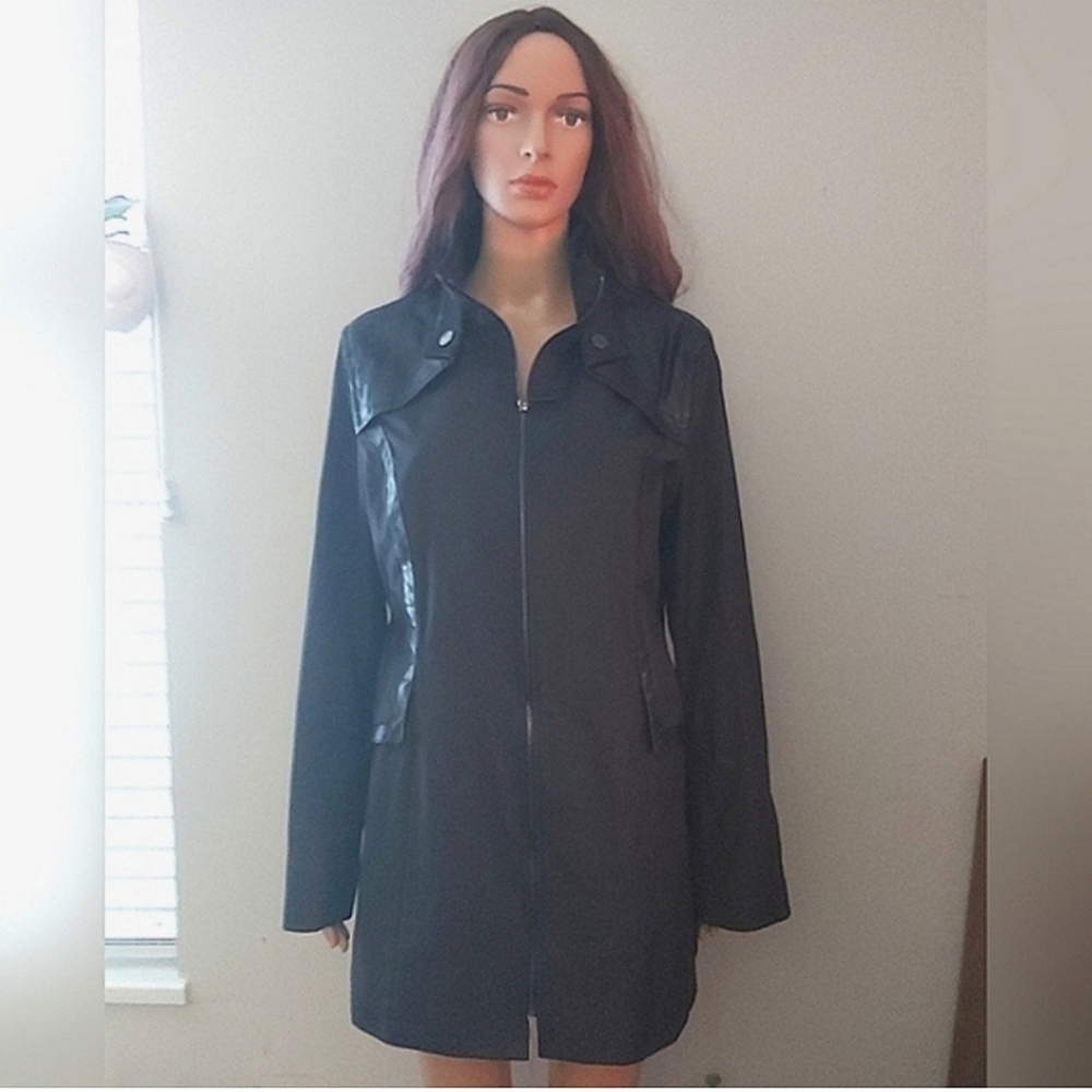 Shelli Segal coat size Large black zip up pleather trim long line